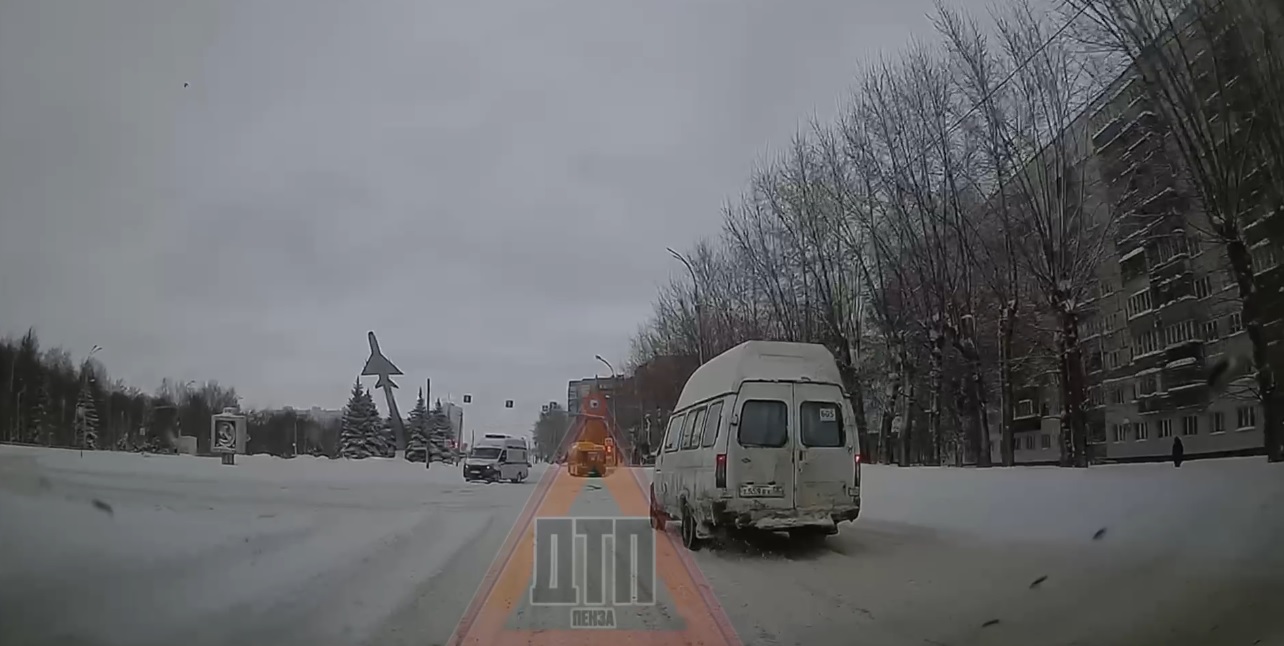 В Пензе у Самолета машину скорой закрутило на дороге