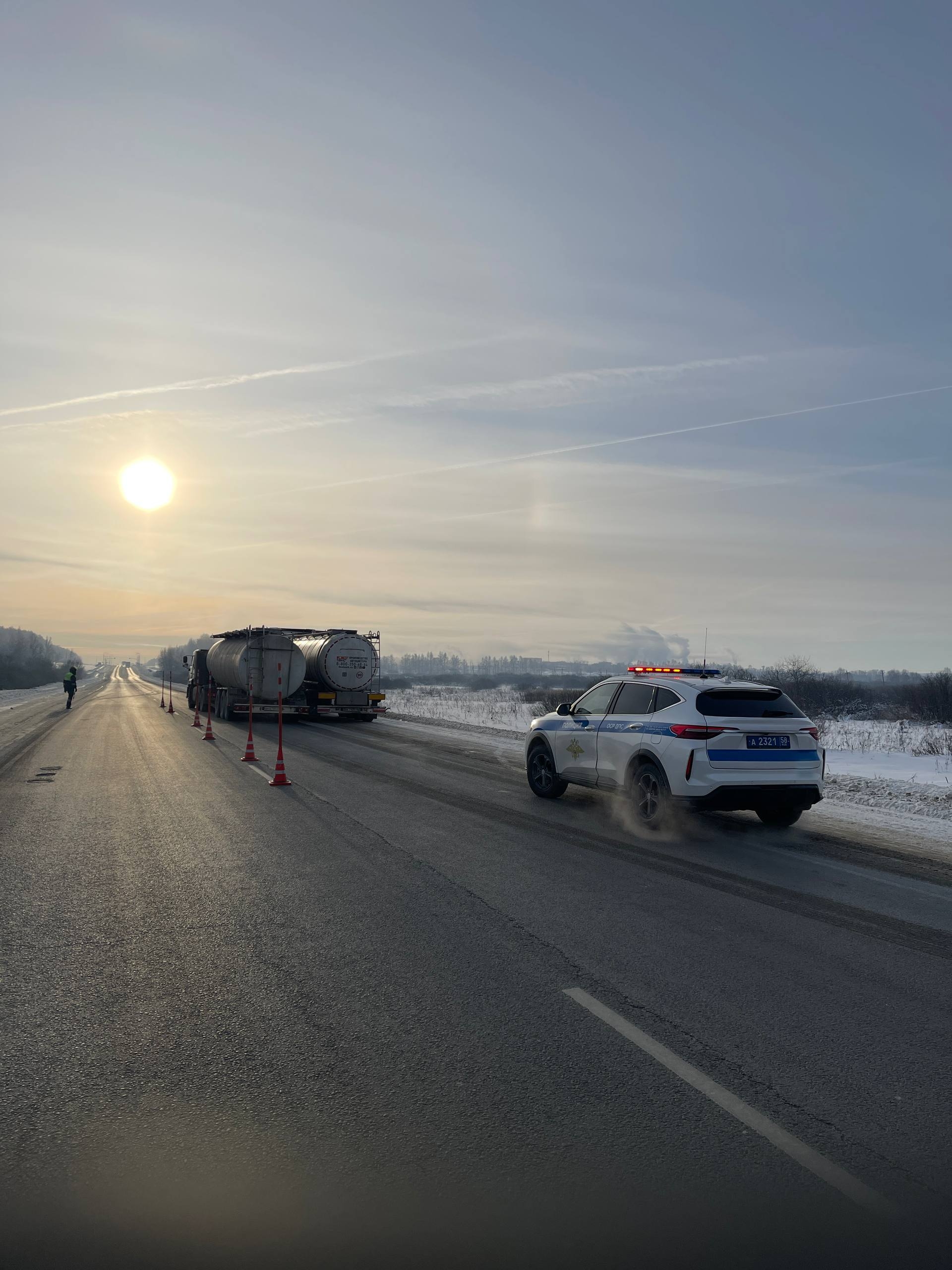 Пензенские автоинспекторы спасли замерзающего водителя фуры на трассе М5 Урал