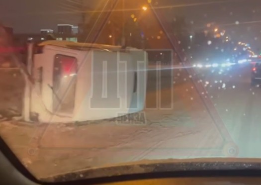 В Пензе на проспекте Победы перевернулась Нива