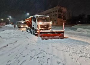 В Сердобске ранним утром на борьбу со снегом вышли восемь спецмашин