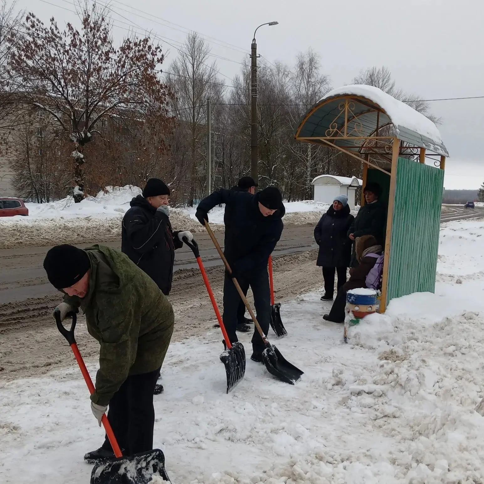 Глава Сердобского района лично вышел на уборку остановок от снега