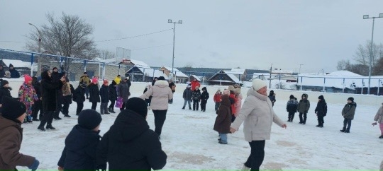 В Кузнецке возле школы имени Евгения Родионова появился ледовый рай