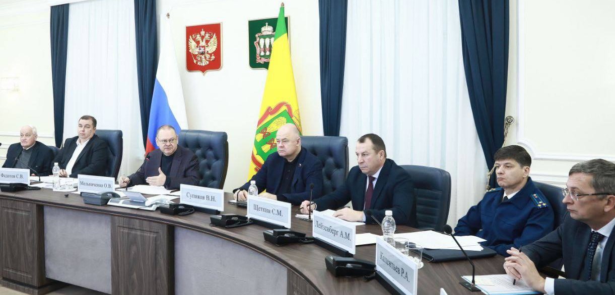 Олег Мельниченко потребовал от глав районов навести порядок во дворах