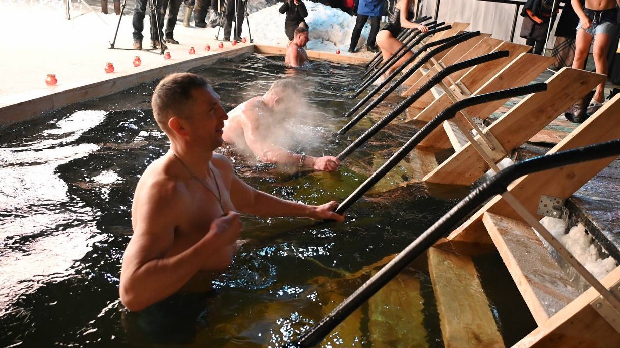 Глава Пензы Олег Денисов окунулся в ледяную прорубь, несмотря на мороз
