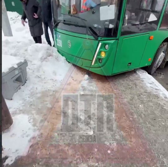 На улице Калинина 105-й троллейбус едва не протаранил остановку вместе с людьми