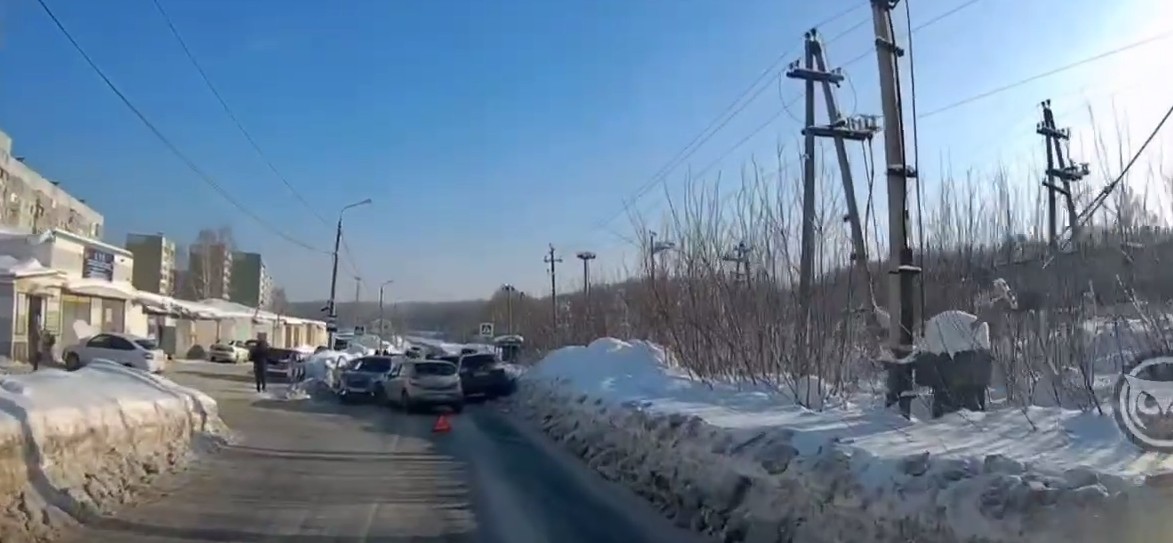 ДТП на Ладожской полностью заблокировало проезд к 73-му лицею