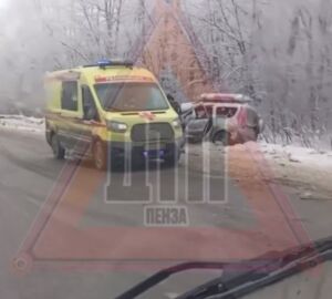 Под Мокшаном после мощного удара на дороге машины разлетелись по разным обочинам