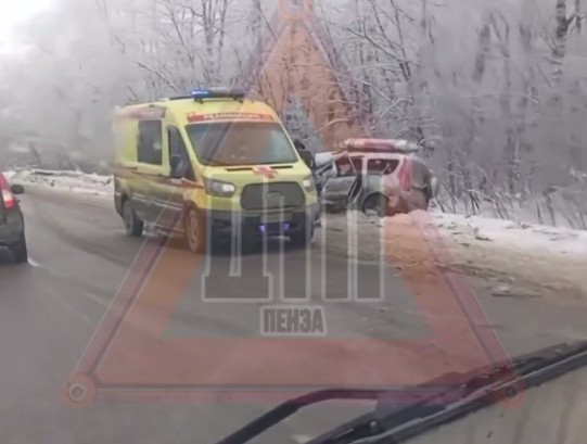 Под Мокшаном после мощного удара на дороге машины разлетелись по разным обочинам