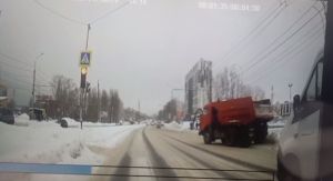 В Пензе КАМАЗ едва не раздавил людей на переходе