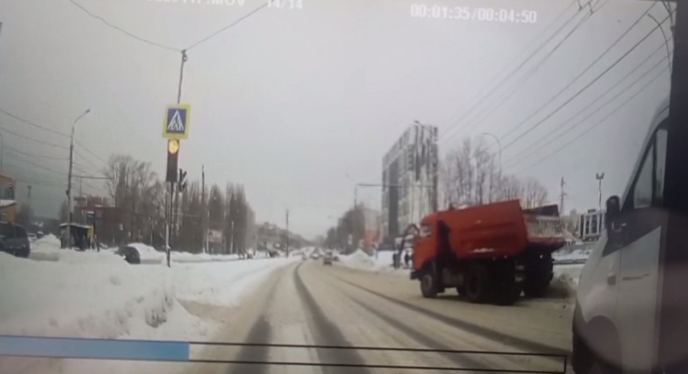 В Пензе КАМАЗ едва не раздавил людей на переходе