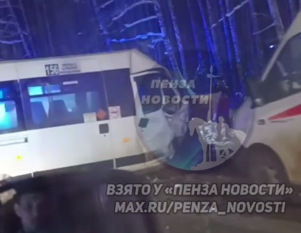 В Пензе в жестком ДТП разбились маршрутка и кроссовер