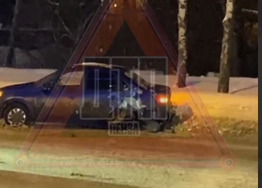 В Пензе на улице Мира Лада лишилась колеса в аварии с 93-м автобусом