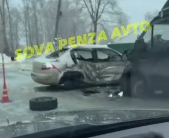 В районе поселка Монтажный грузовик протаранил легковушку