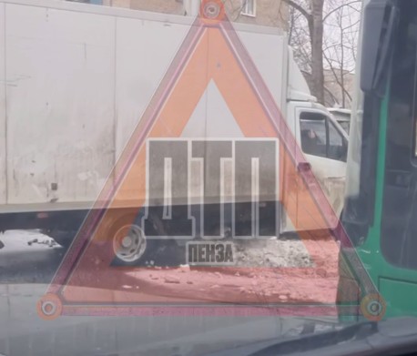 Тройное ДТП у памятника Победы парализовало движение в сторону Арбеково