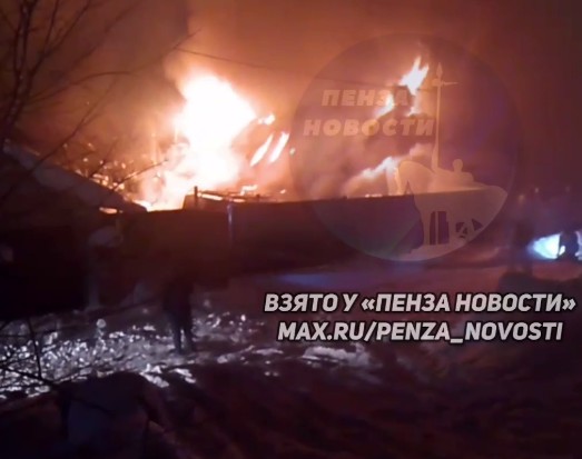 В соцсетях появились видео крупного пожара на улице Нейтральной в Пензе