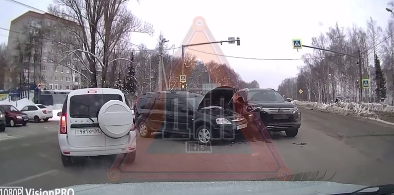 На трассе М5 в Пензе столкнулись две легковушки из-за поломки светофора