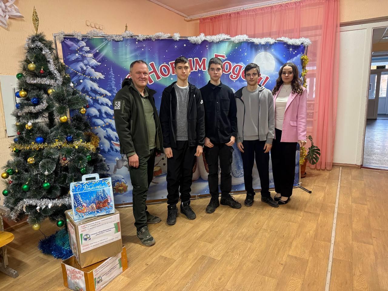 Пензенская школа отправила сотни новогодних подарков сверстникам в Токмак