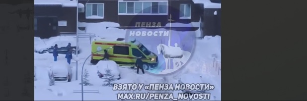 В Дальнем Арбекове в снегу застряла машина реанимации