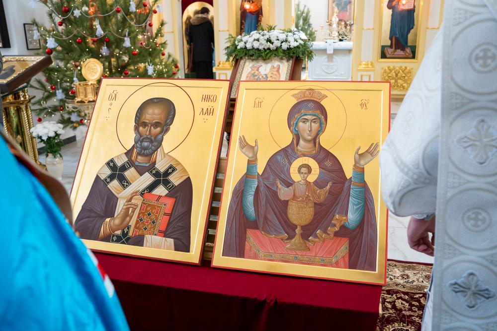 Митрополит Серафим освятил иконы для храма прп. Серафима Саровского в Заречном