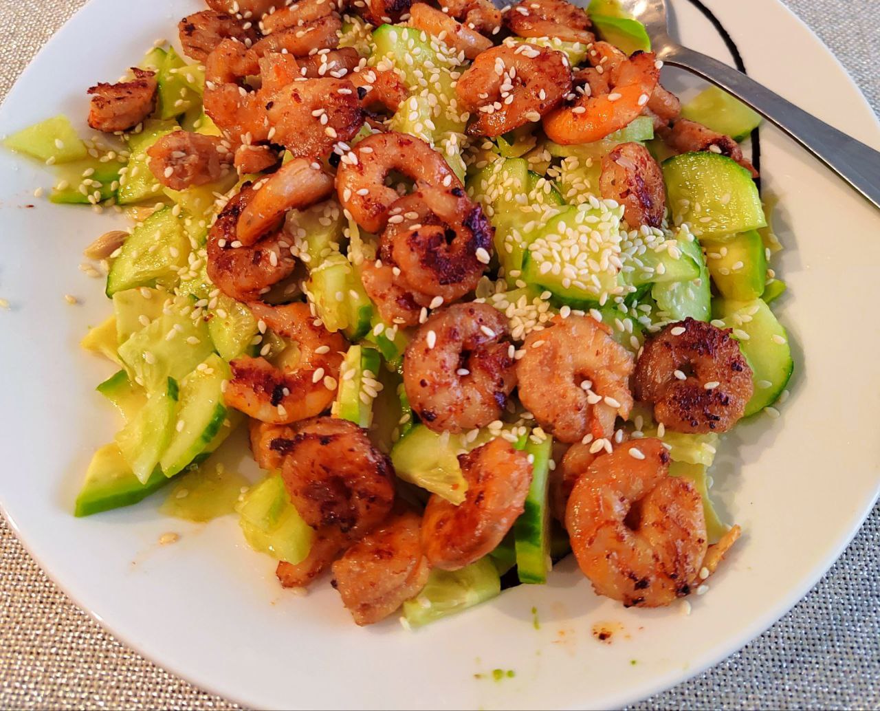 Секрет идеального баланса креветок, авокадо и хрустящего айсберга