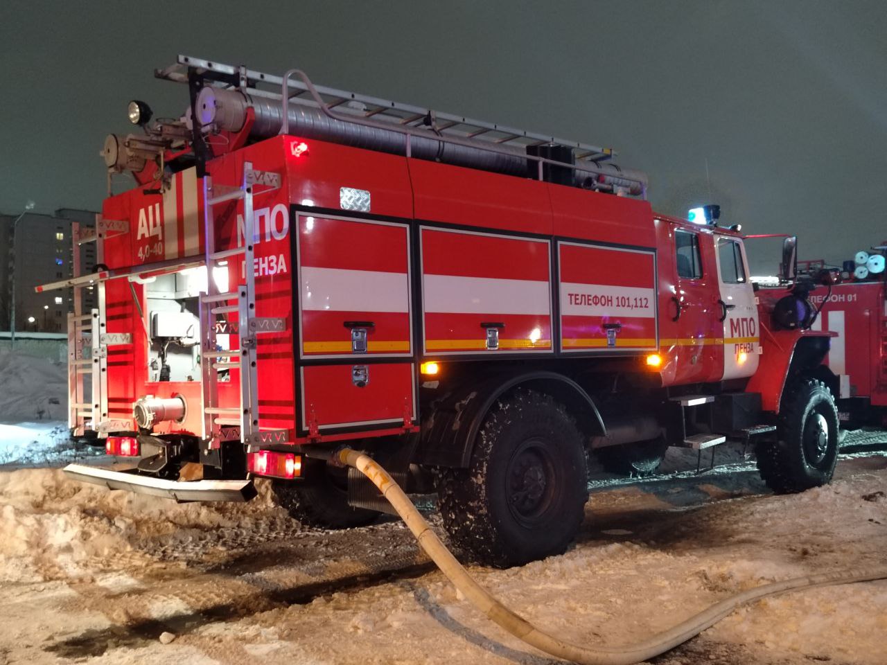 10 человек эвакуировали ночью во время пожара на Луначарского в Пензе