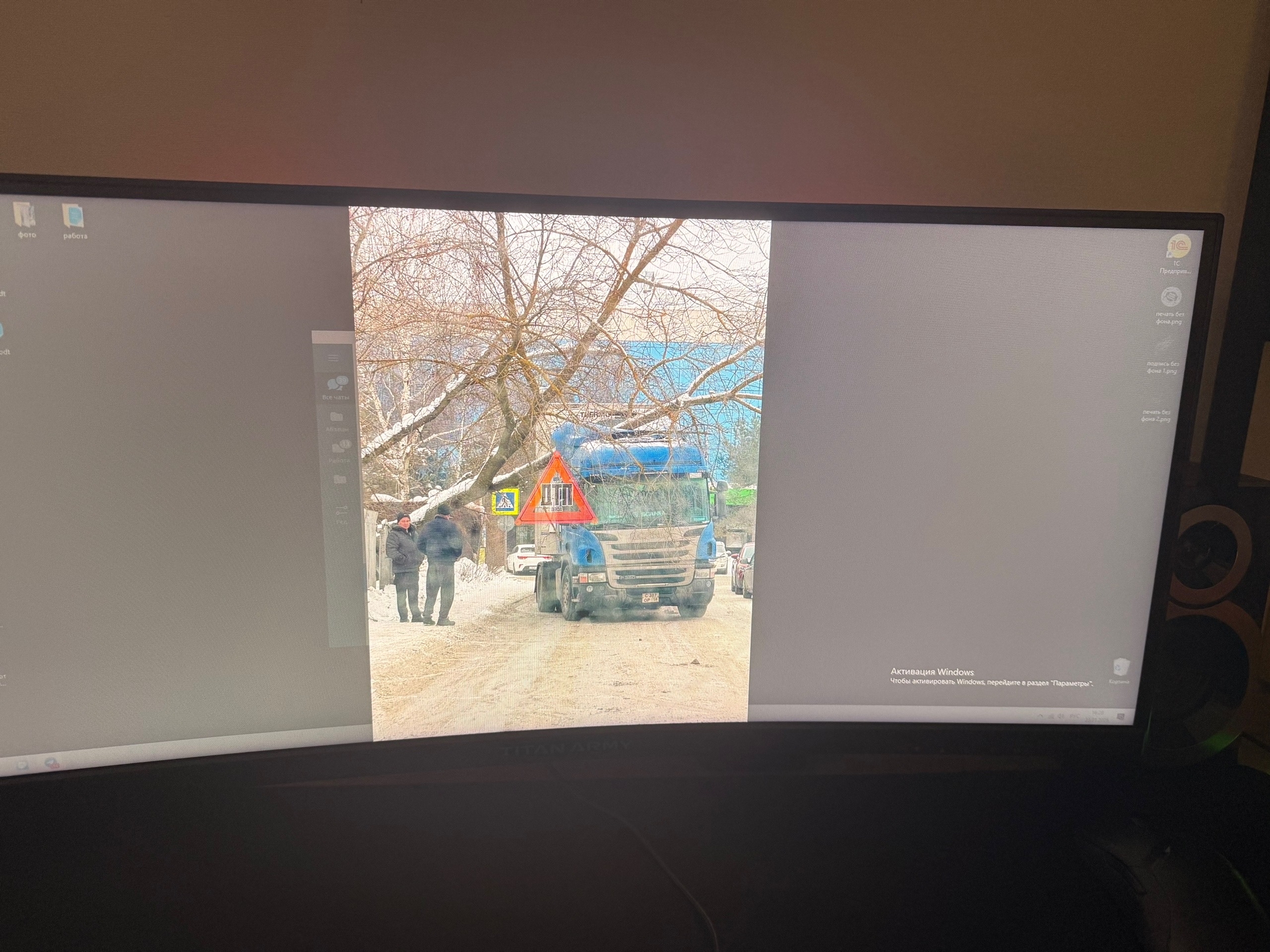 В Пензе на проезде Металлистов дерево рухнуло на кабину фуры