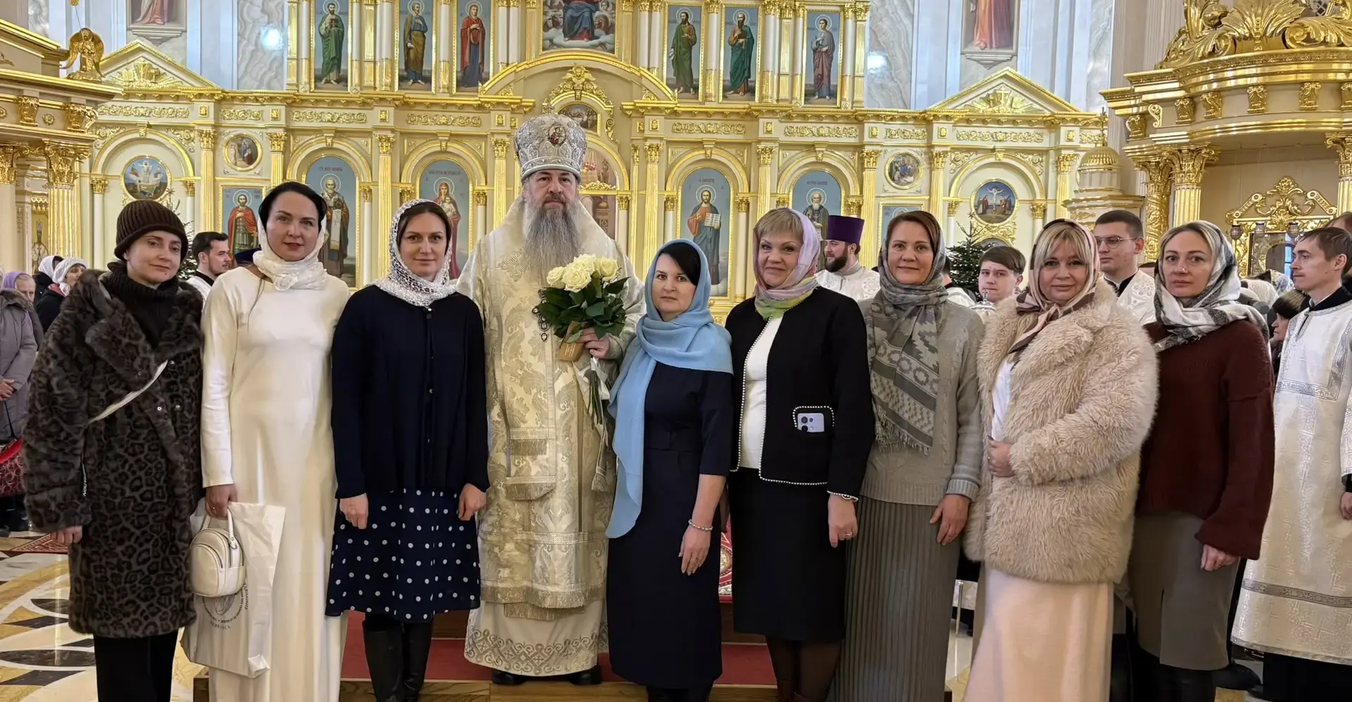 Ольга Чистякова вручила митрополиту Серафиму памятную медаль