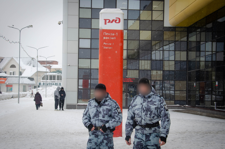 Спецназ продолжает охранять порядок на железнодорожной станции Пенза-1