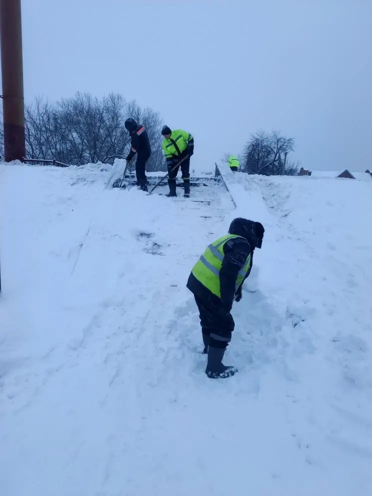 В Пензе со снегопадом продолжают бороться 136 человек и более 100 спецмашин