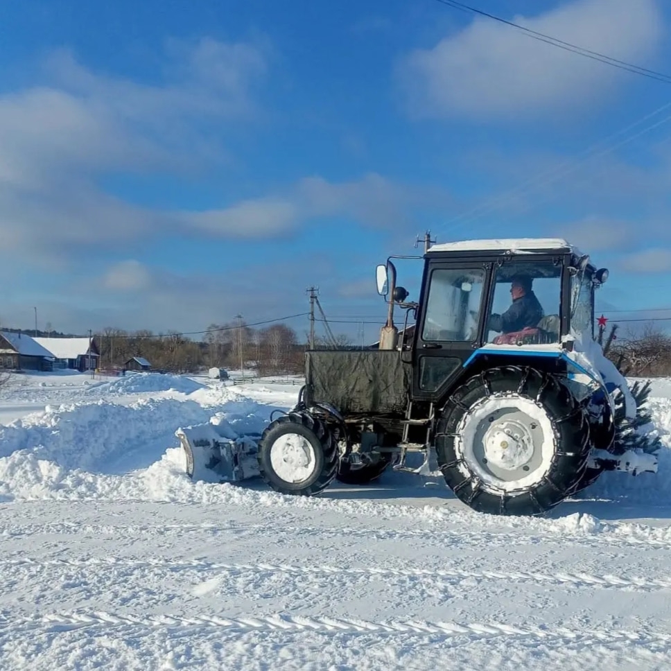 В Никольском районе коммунальщики чистят снег, но метель работает быстрее