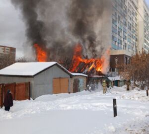 В Пензе в районе автовокзала вспыхнул мощный пожар вблизи жилых домов