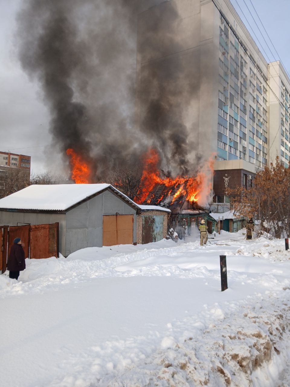 В Пензе в районе автовокзала вспыхнул мощный пожар вблизи жилых домов