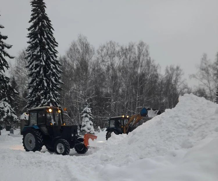 В Пензе продолжается зимняя уборка кладбищ