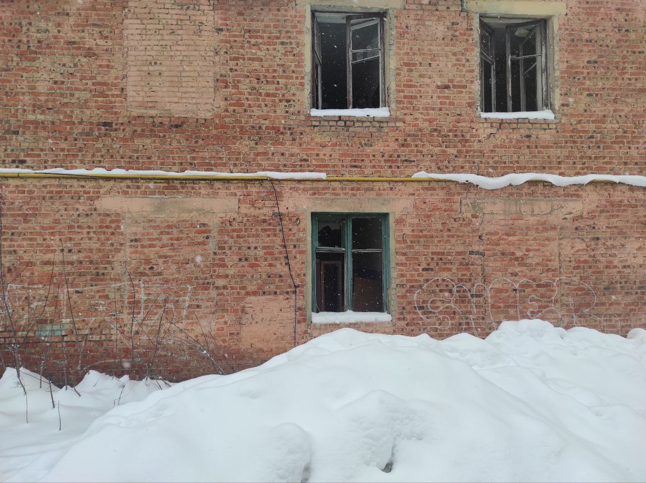 В Пензе после жалоб родителей ограничат доступ к заброшенному зданию возле школы