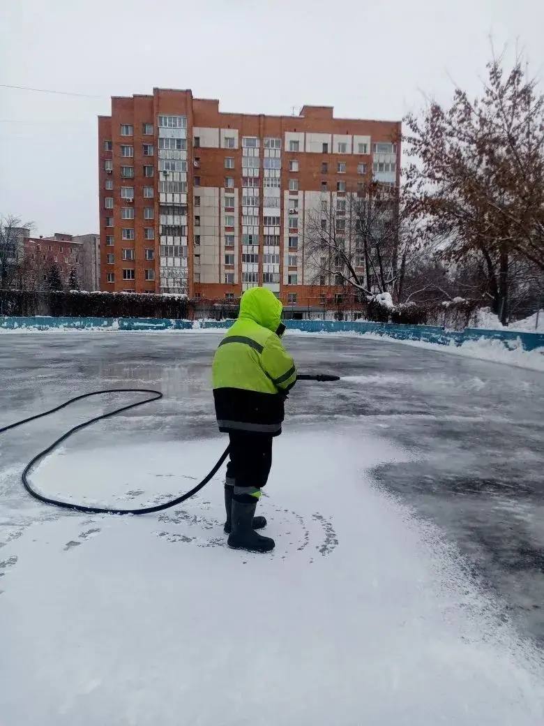 В Пензе восстановили ледовое покрытие на 25 хоккейных площадках