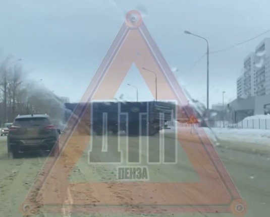 На М5 в Пензе большегруз заблокировал дорогу в сторону Москвы