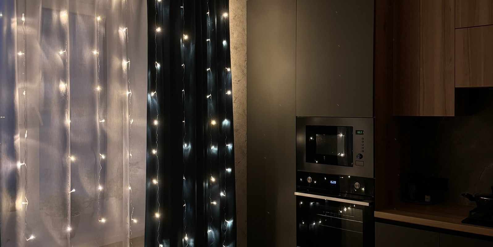 Врачи объяснили вред мигающих гирлянд для качества сна