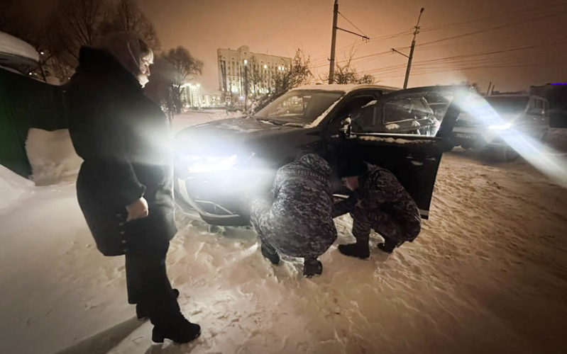 В Пензе военнослужащие помогли водителю с проколотым колесом на дороге