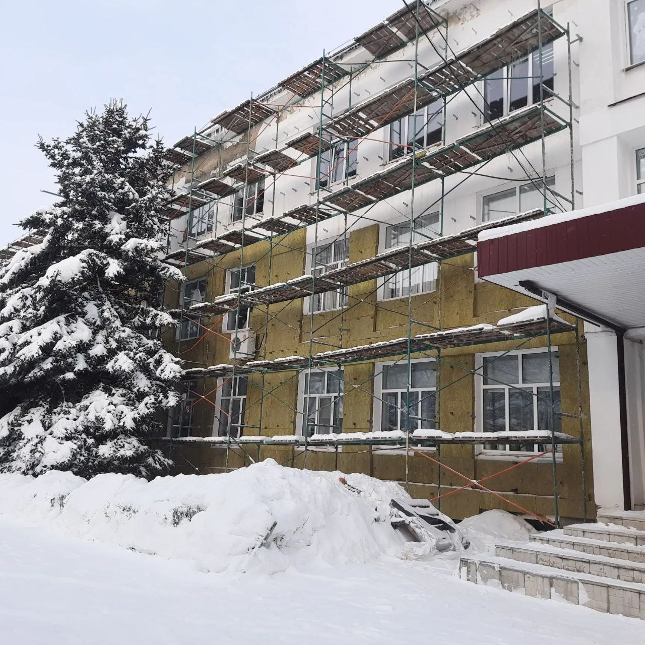 Александр Бедикин проинспектировал ход капремонта школы №9 в Сердобске