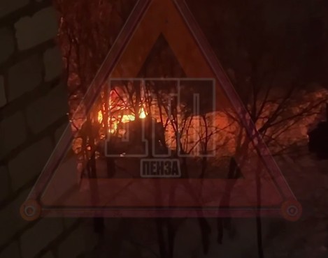 В Сердобске во дворе многоэтажек дотла сгорела легковушка