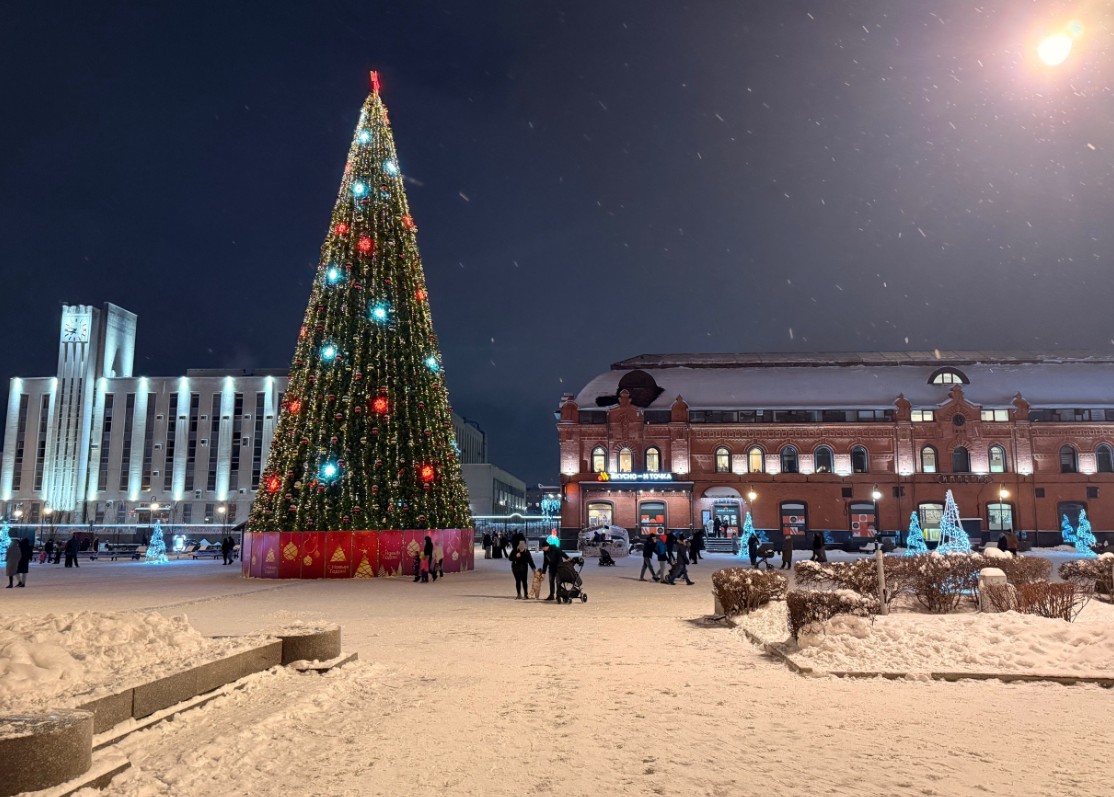 В Пензе на следующей неделе начнут разбирать главную елку на площади Ленина