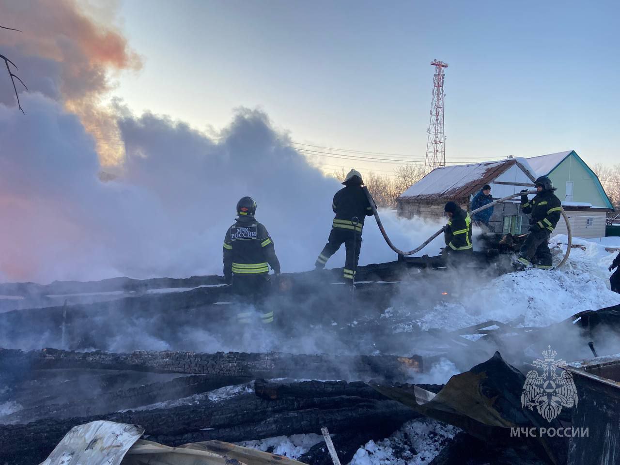 В Каменке пожарные спасли трех человек из горящего дома