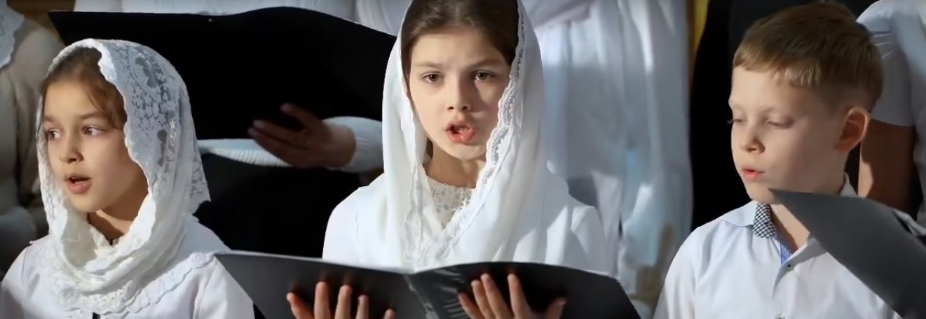 Дети из воскресной школы Заречного поздравили жителей рождественским песнопением