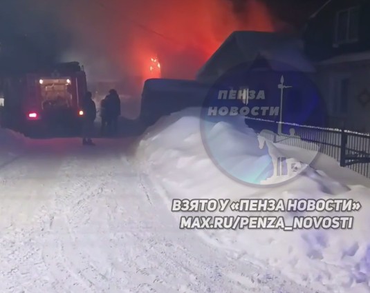 В Никольске на улице Куйбышева ночью полыхал жилой дом