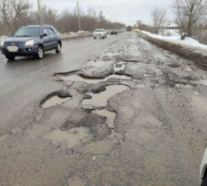 Пензенцы просят хотя бы оградить ямы и люки на дорогах