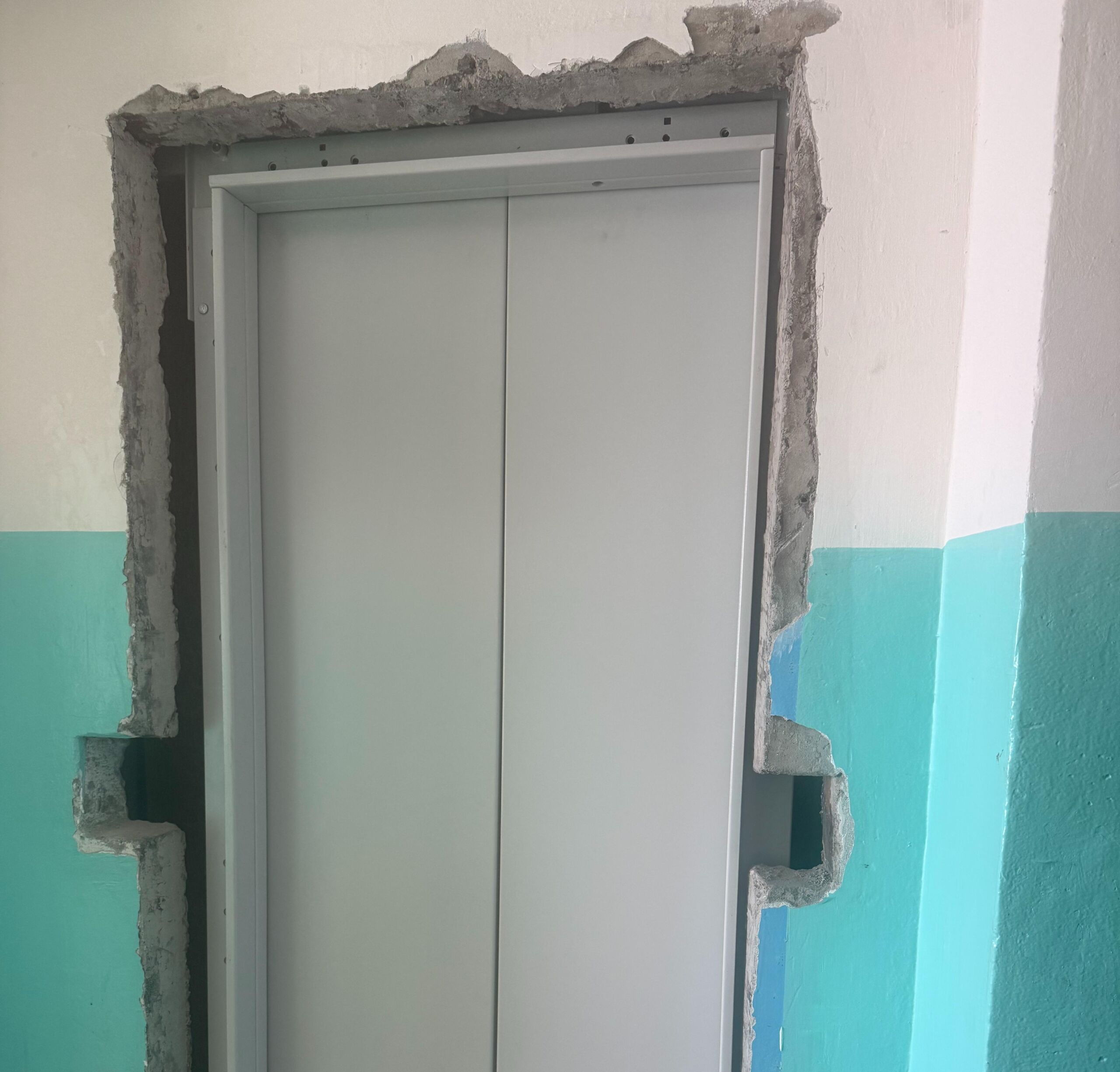 В Кузнецке начали обновлять лифты в многоэтажках