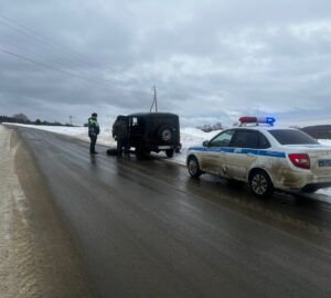 Автоинспекторы выручили застрявшего водителя на трассе Сосновоборск – Никольск