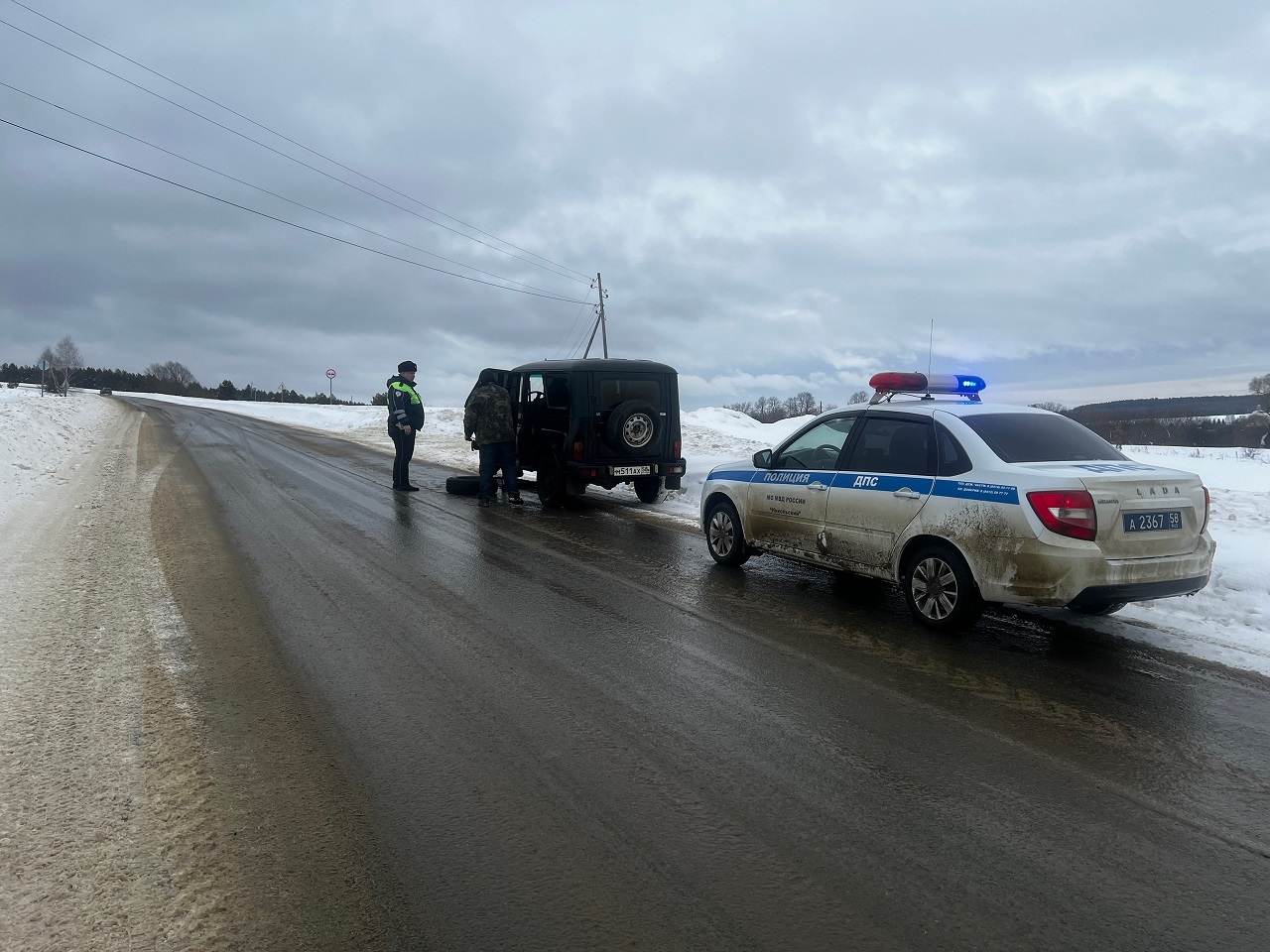 Автоинспекторы выручили застрявшего водителя на трассе Сосновоборск – Никольск