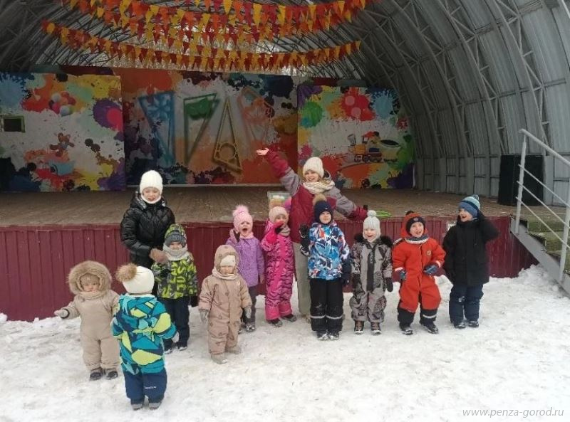 Детский парк Пензы собрал семьи на праздник проводов зимы и встречи весны