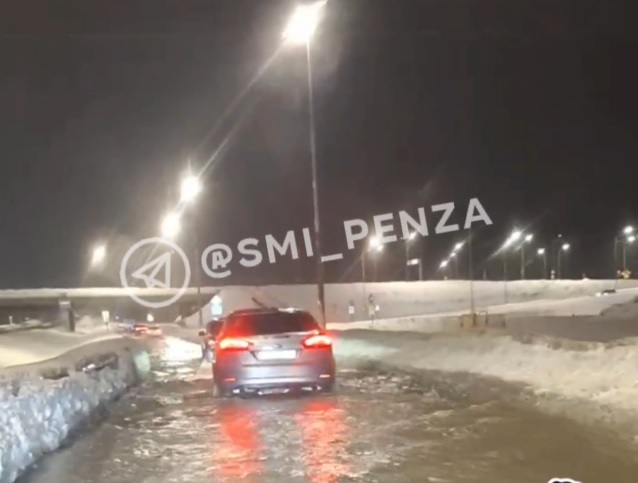 Пензу затопило после оттепели, а к утру дороги превратились в сплошной каток